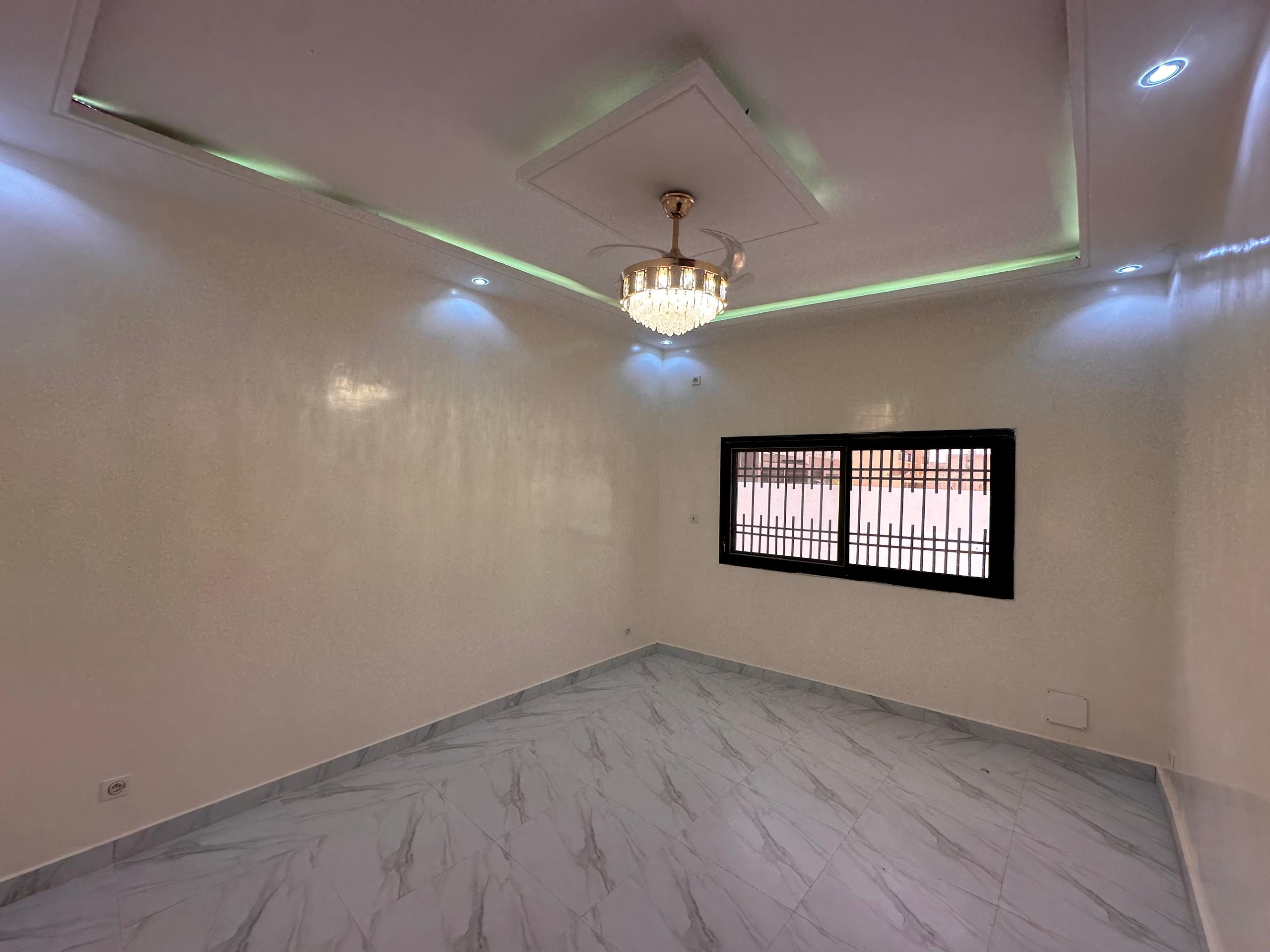 VILLA F4 à Ndiakhirate Sicap Keur Massar derrière école Copak